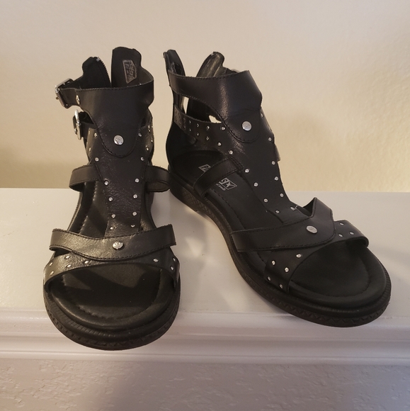PIKOLINOS Shoes - Excellent Leather Sandals with back zip by PIKOLINOS. Size 40 fits~10.